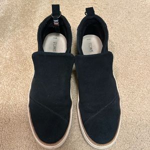 Women’s size 10 Toms Paxton suede tassels sneaker in black